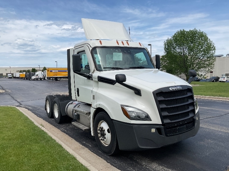 2021 FREIGHTLINER CASCADIA 126 in De Pere, WI