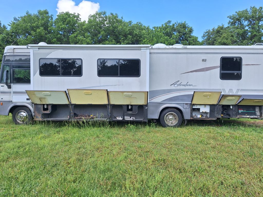 2001 Winnebago Adventurer 35U in springfield MO