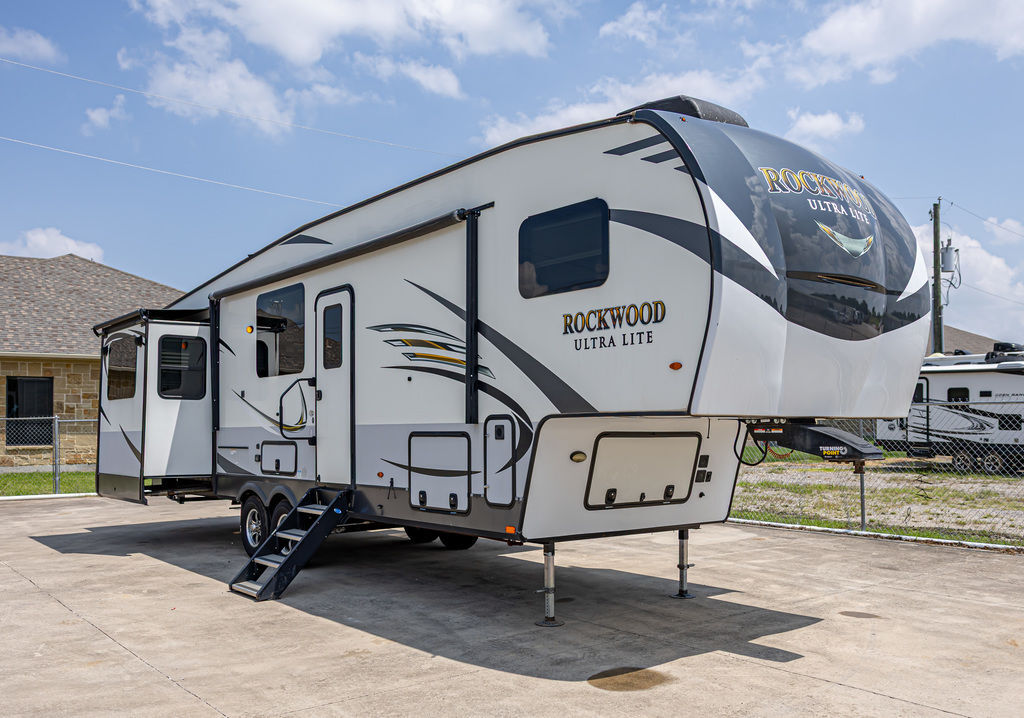 2020 Forest River Rockwood Ultra Lite 2898KS in weatherford TX