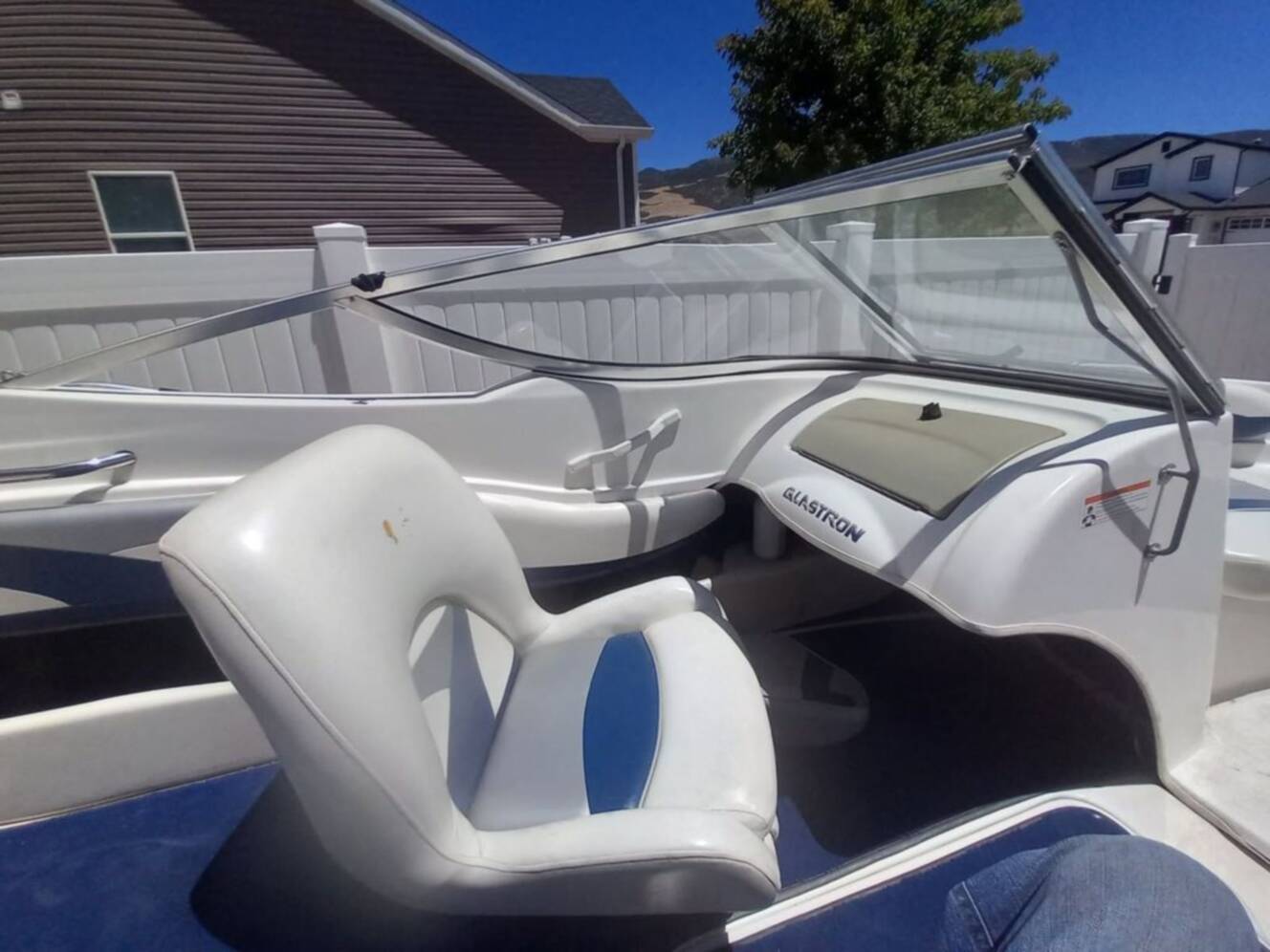 A photo of this 2000 Glastron SX 195