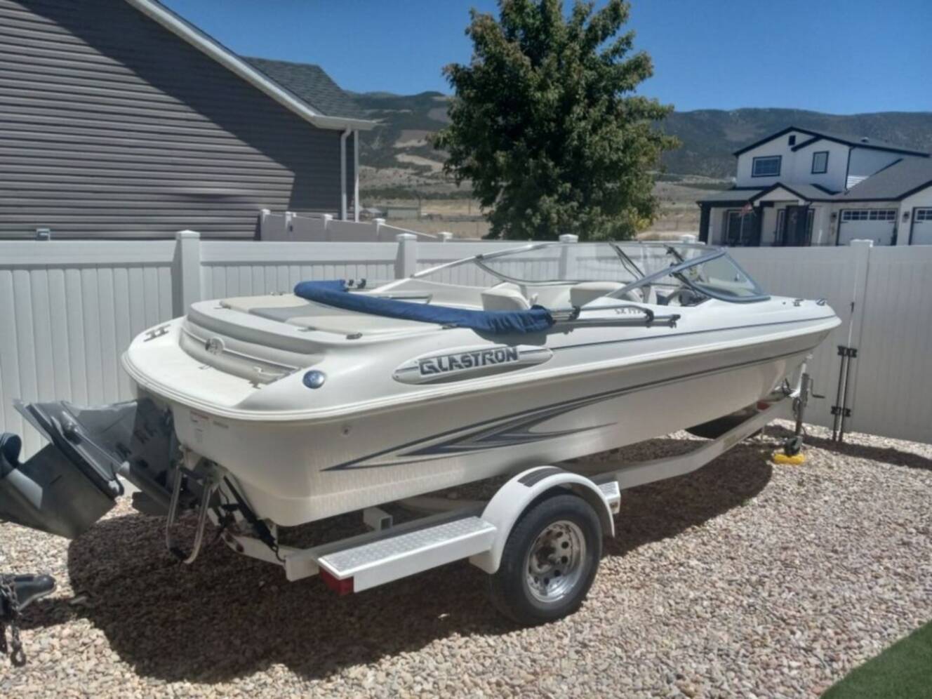 A photo of this 2000 Glastron SX 195