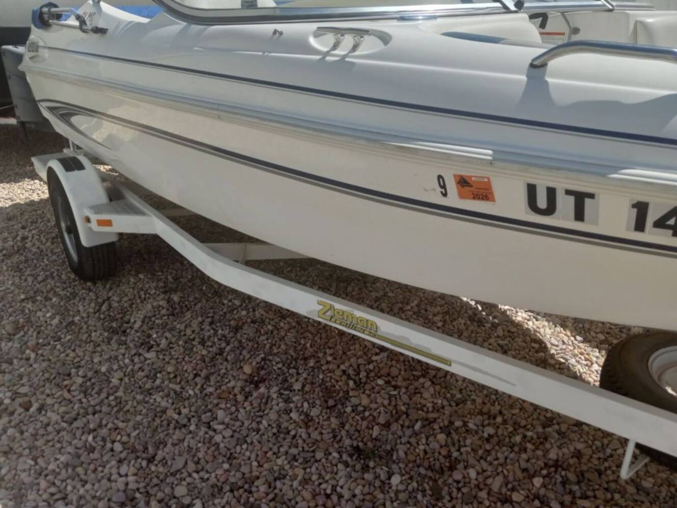 A photo of this 2000 Glastron SX 195