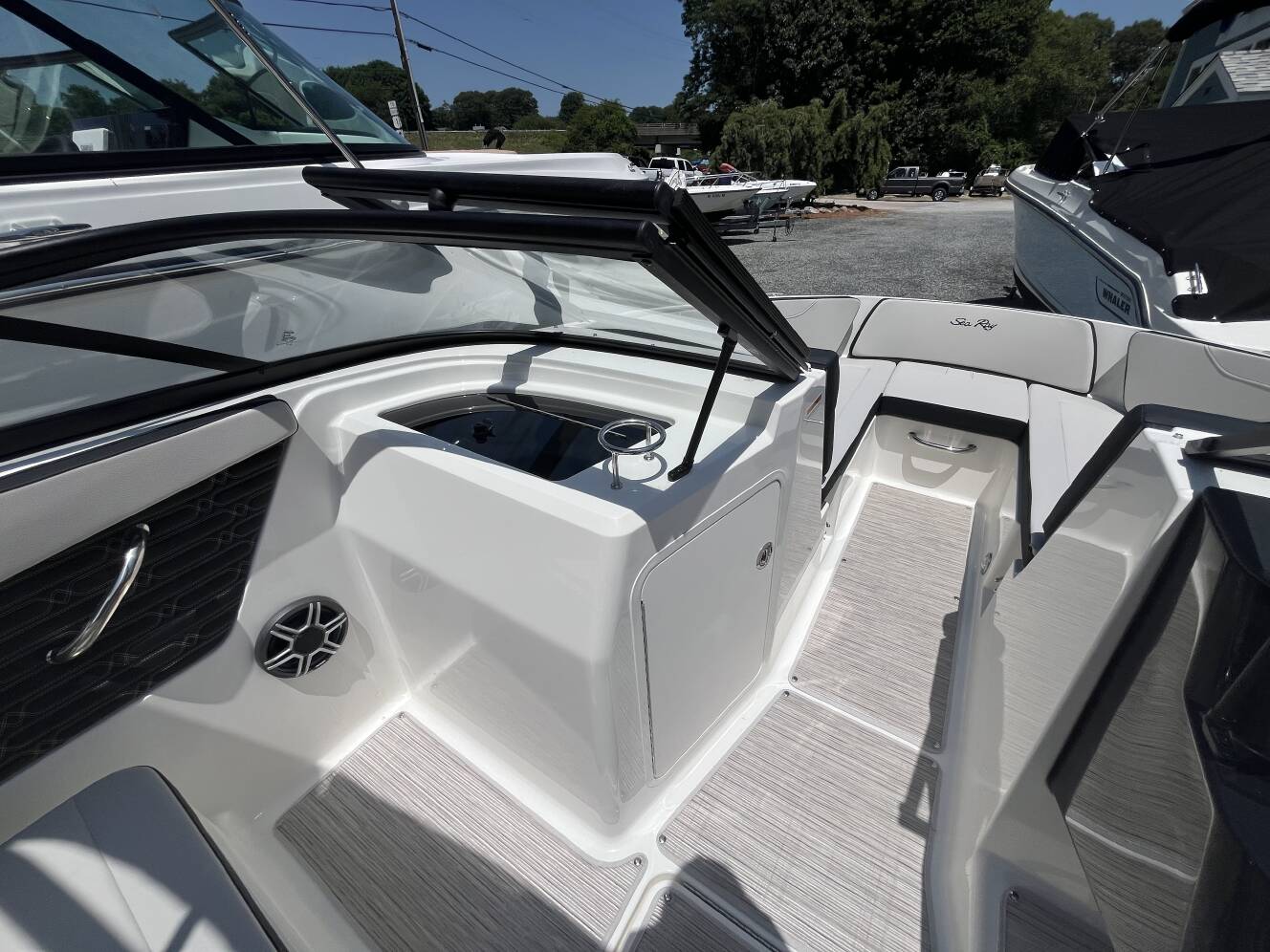 A photo of this 2026 Sea Ray SPX 210 Outboard