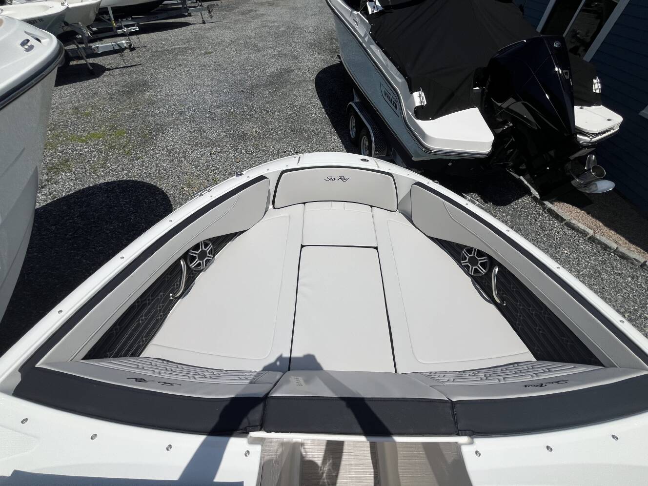 A photo of this 2026 Sea Ray SPX 210 Outboard