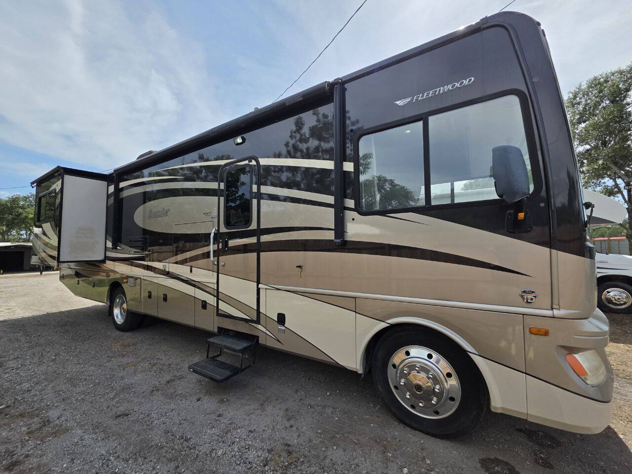 2013 Fleetwood Bounder 36E in tampa FL