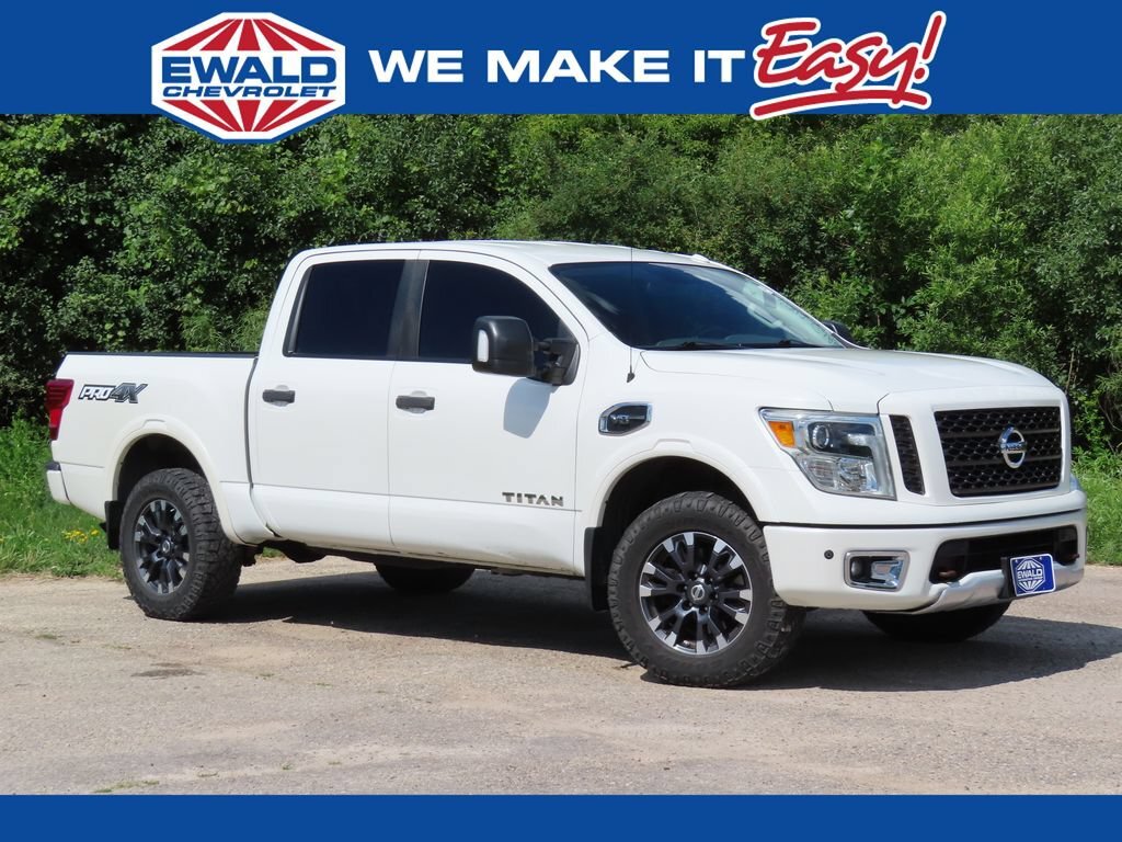 2017 NISSAN TITAN in Oconomowoc, WI