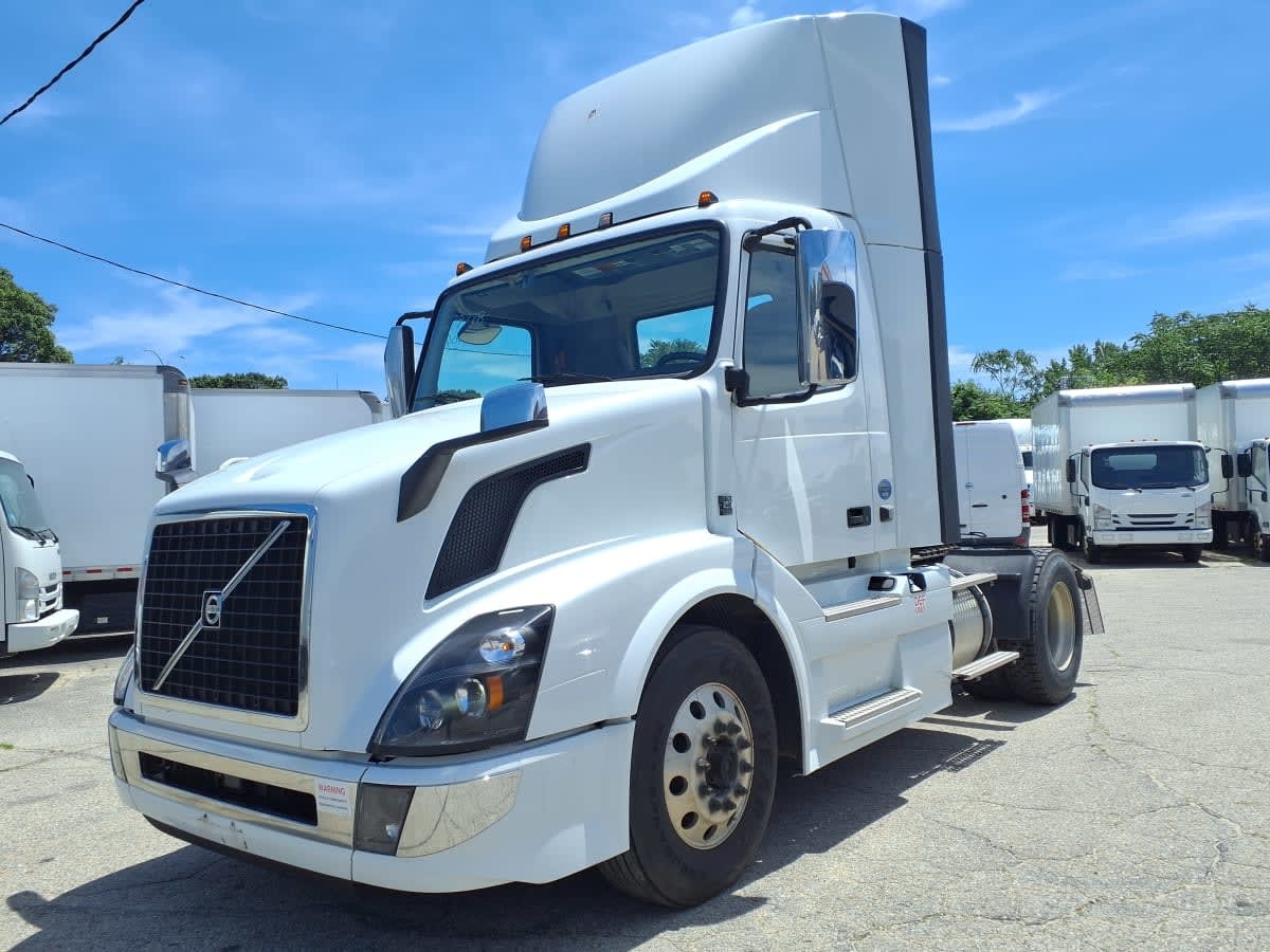 2017 VOLVO VNL42T 300 in Warwick, RI