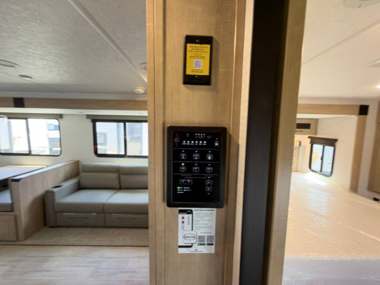 A photo of this 2025 Palomino SolAire 3200TSBH