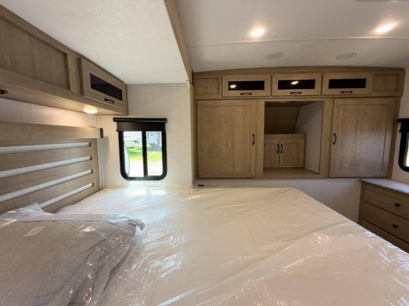 A photo of this 2025 Palomino SolAire 3200TSBH