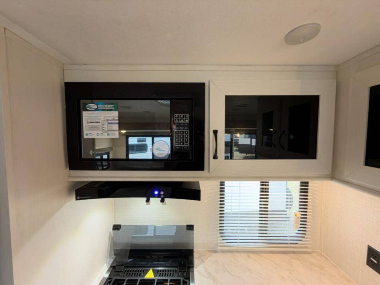 A photo of this 2025 Palomino SolAire 3200TSBH