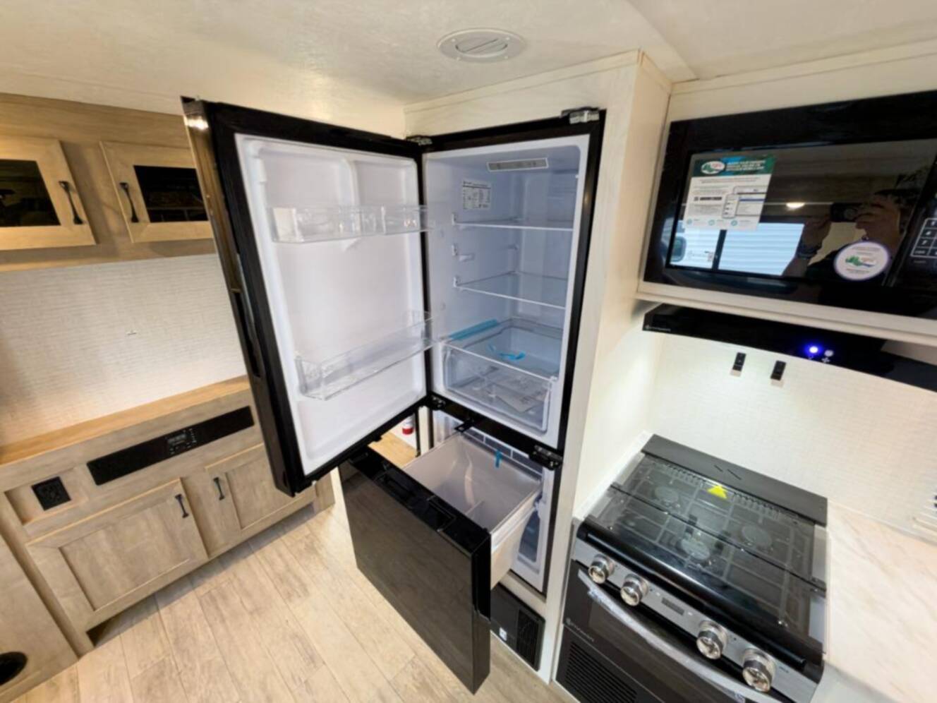 A photo of this 2025 Palomino SolAire 3200TSBH