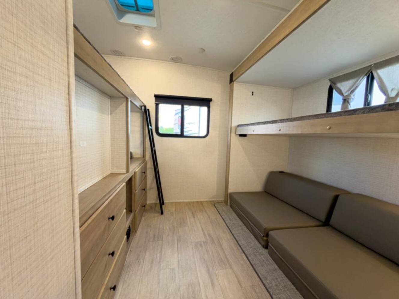 A photo of this 2025 Palomino SolAire 3200TSBH