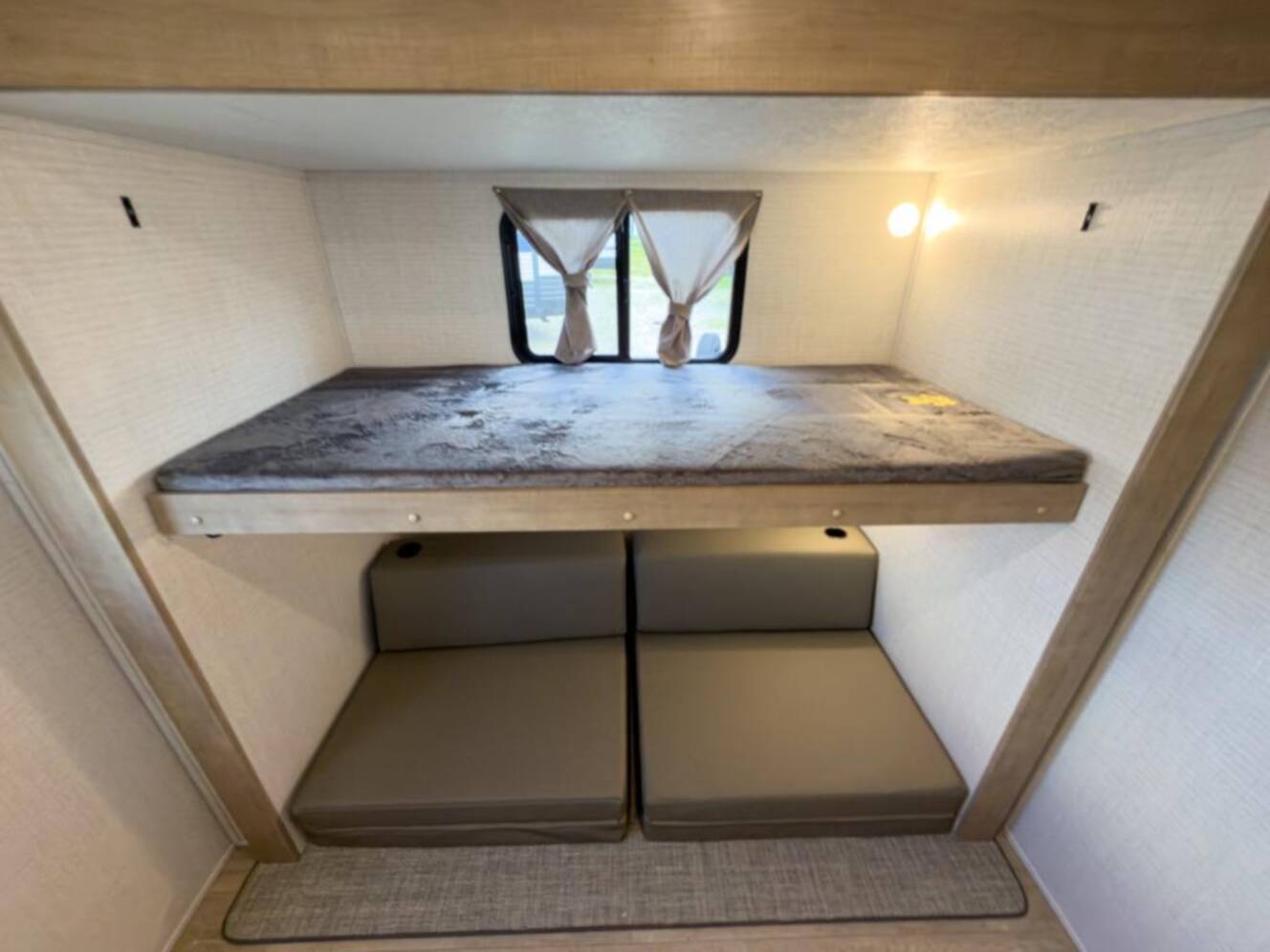 A photo of this 2025 Palomino SolAire 3200TSBH