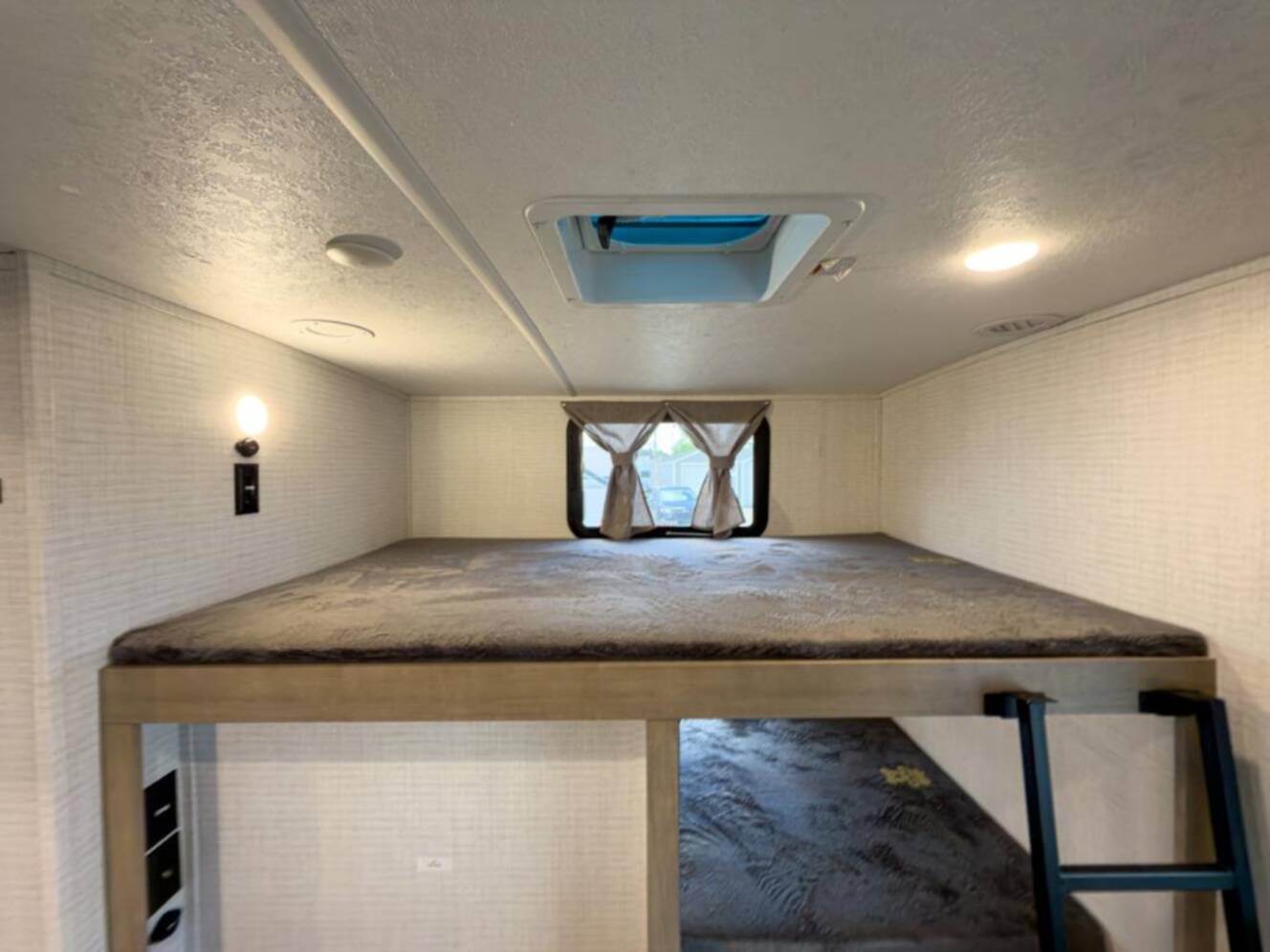 A photo of this 2025 Palomino SolAire 3200TSBH