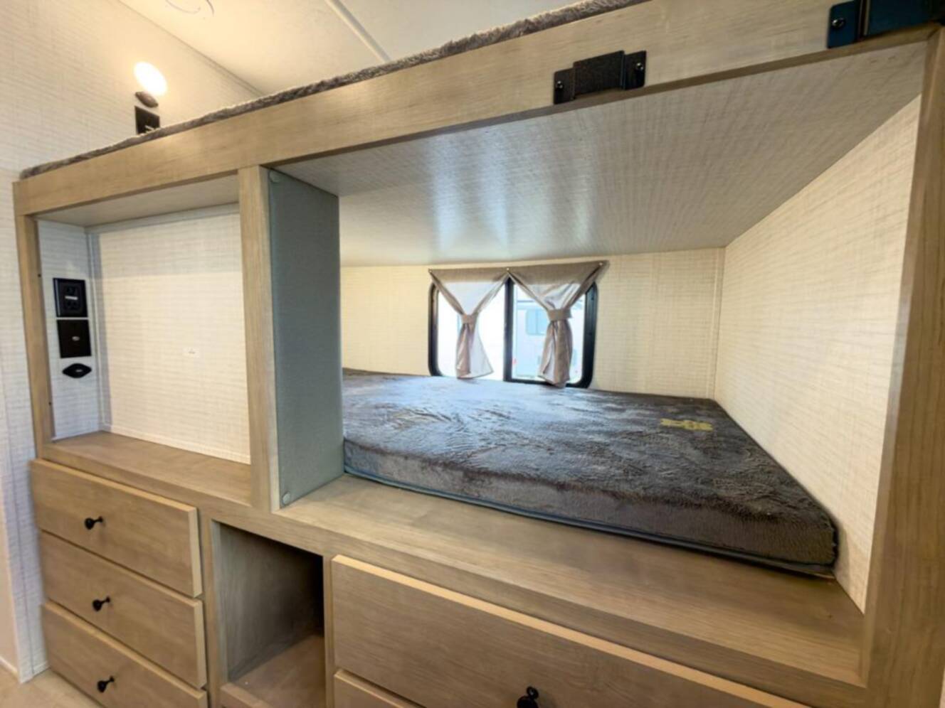 A photo of this 2025 Palomino SolAire 3200TSBH