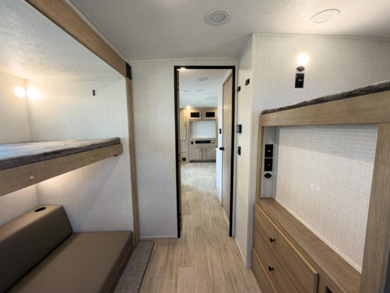 A photo of this 2025 Palomino SolAire 3200TSBH