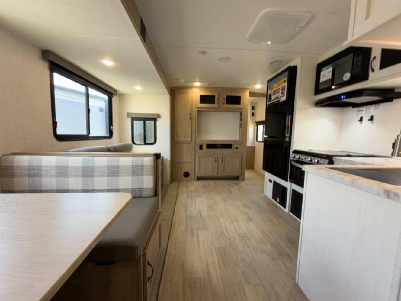 A photo of this 2025 Palomino SolAire 3200TSBH