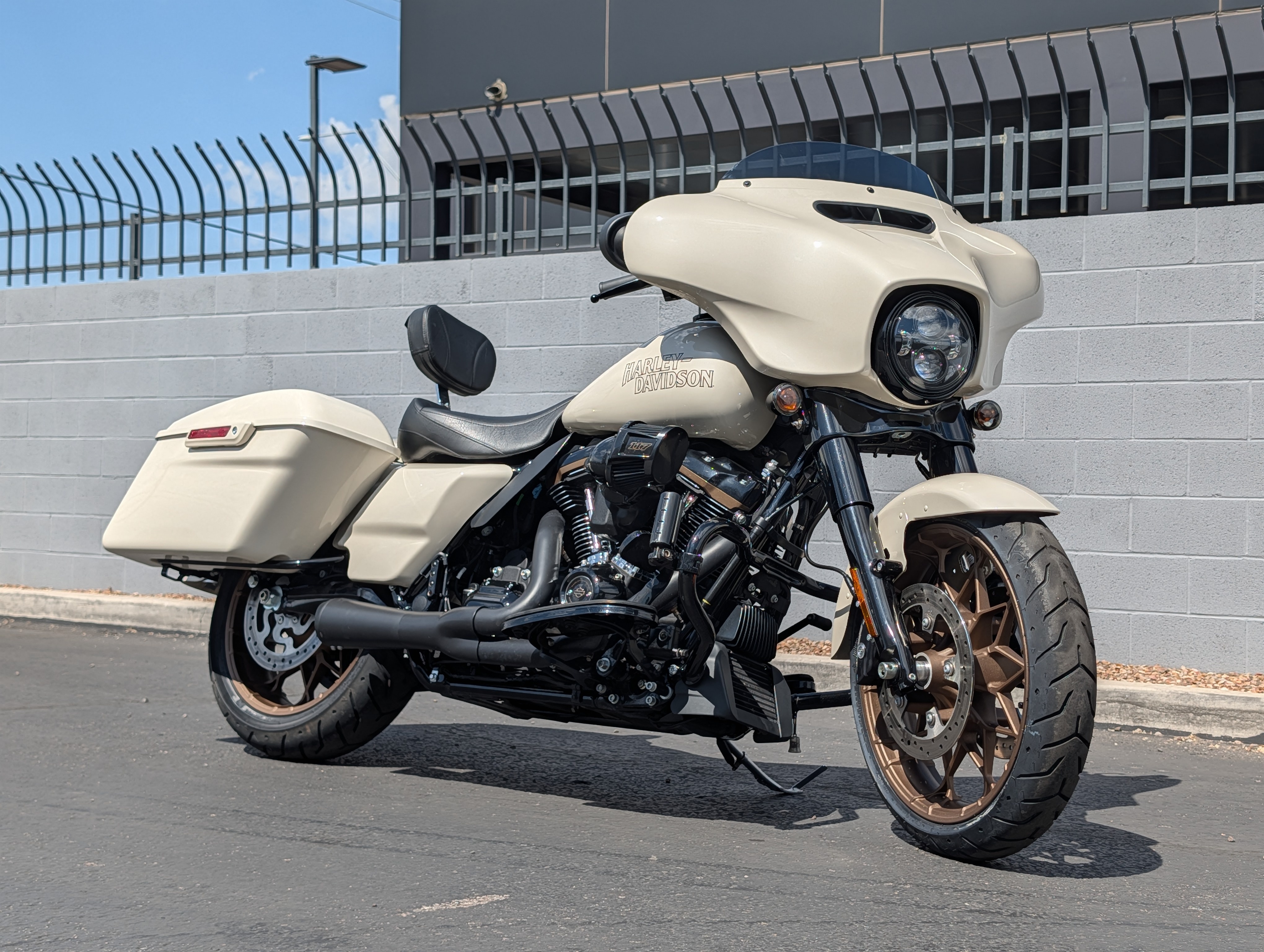 2023 Harley-Davidson Street Glide ST White Sand Pearl ST in Tucson, AZ