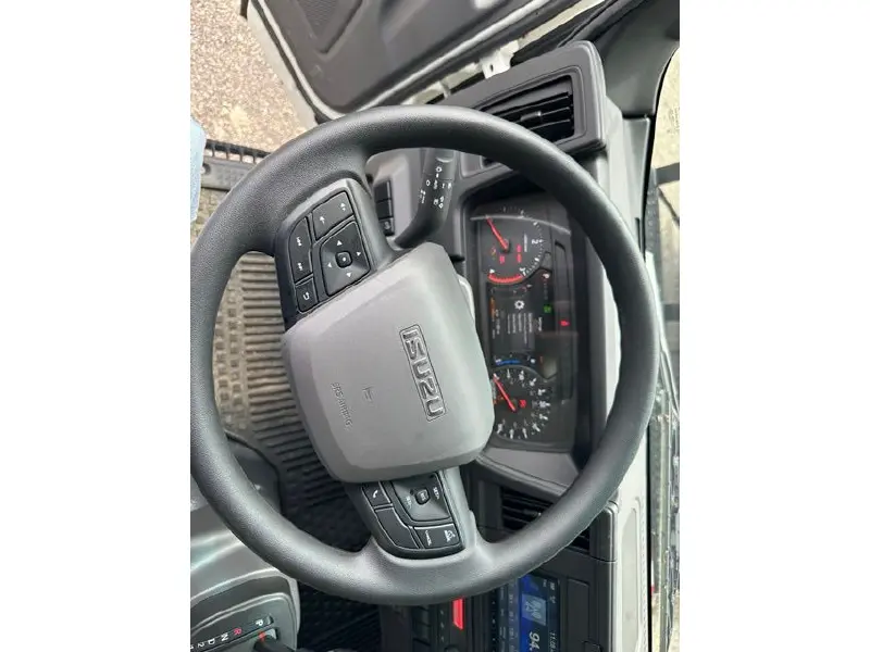 2025 ISUZU NRR