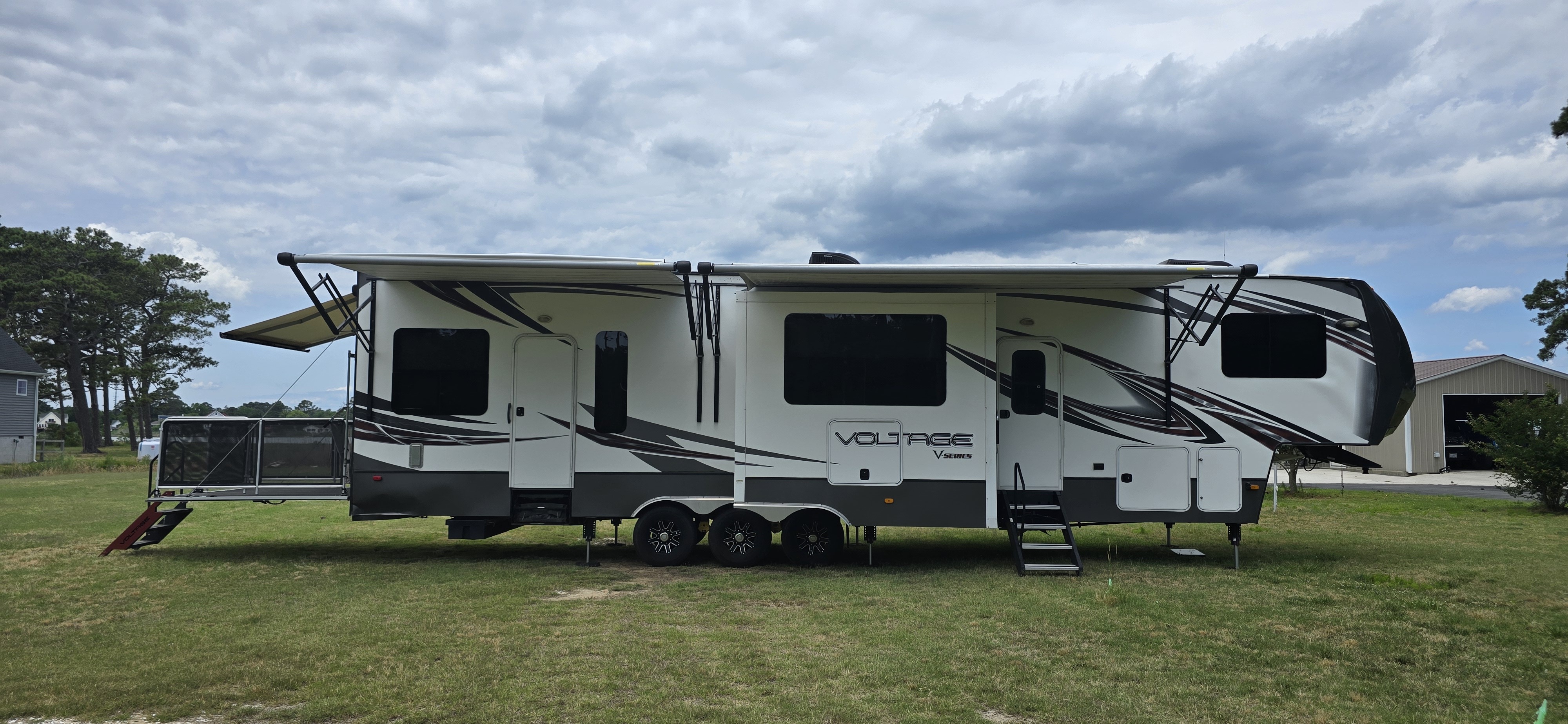 2015 Dutchmen VOLTAGE 3805 RV
