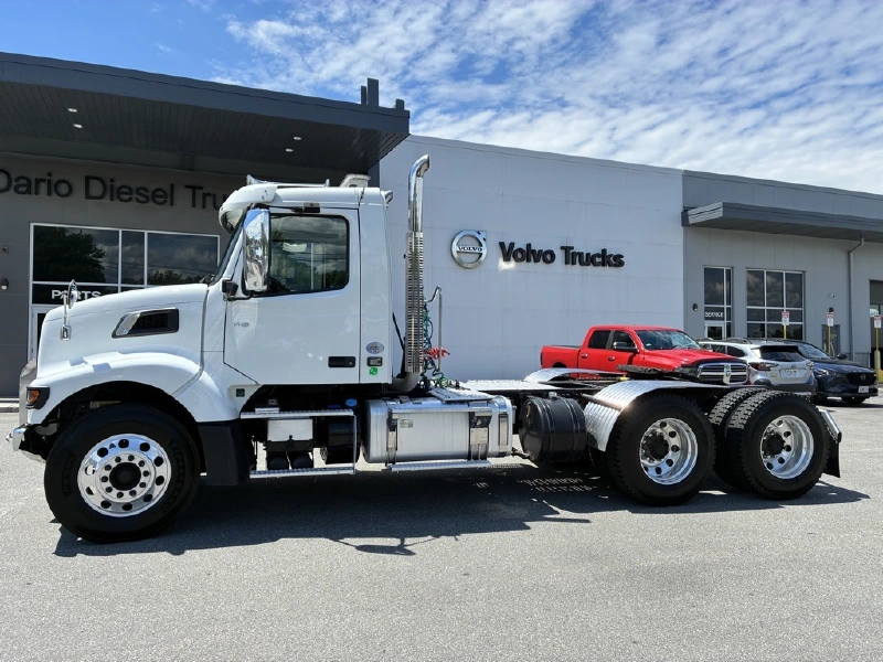 2022 VOLVO VHD