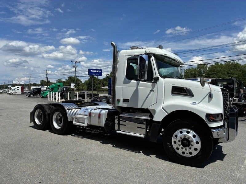 2022 VOLVO VHD