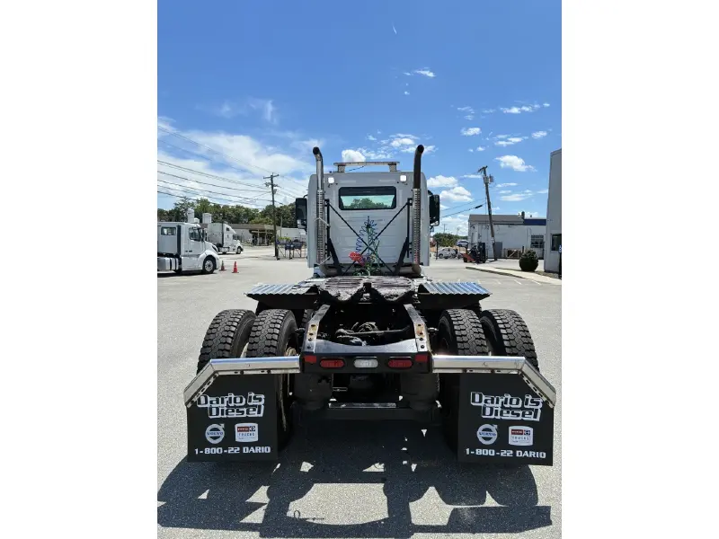 2022 VOLVO VHD