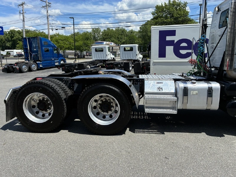 2022 VOLVO VHD