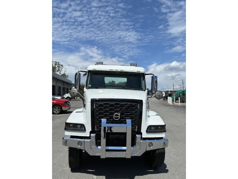 2022 VOLVO VHD