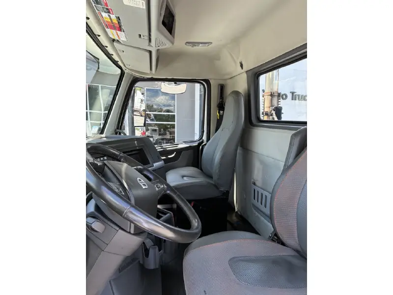 2022 VOLVO VHD