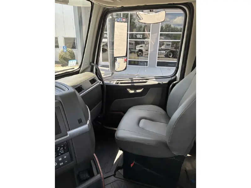 2022 VOLVO VHD