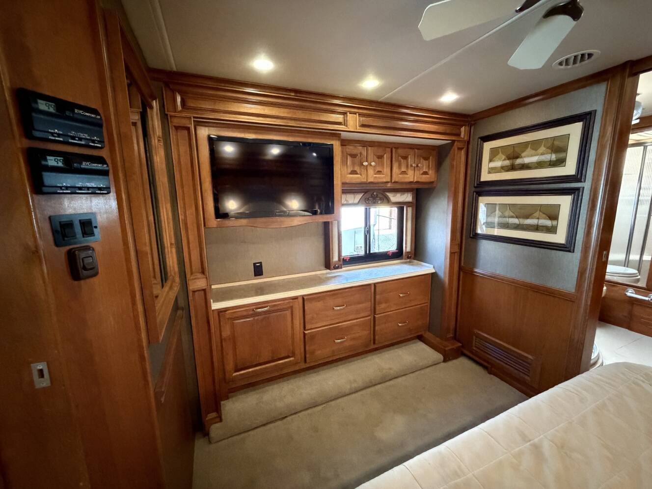 A photo of this 2013 Tiffin PHAETON 40QBH