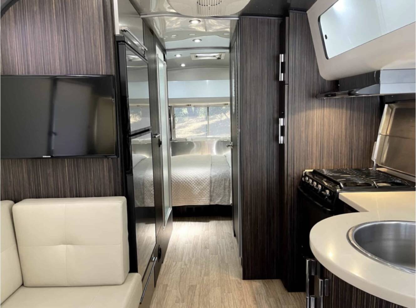 A photo of this 2014 Airstream INTERNATIONAL SIGNATURE 27FB