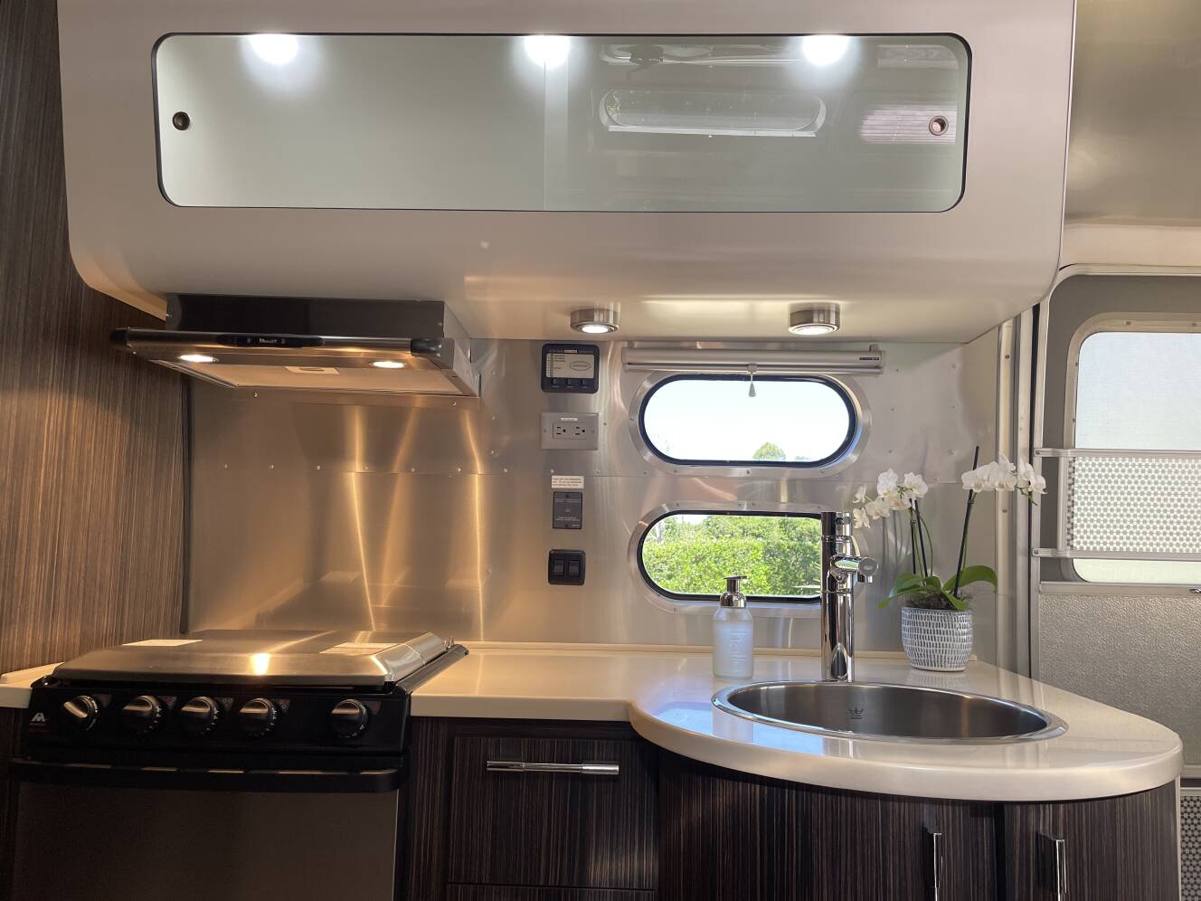 A photo of this 2014 Airstream INTERNATIONAL SIGNATURE 27FB
