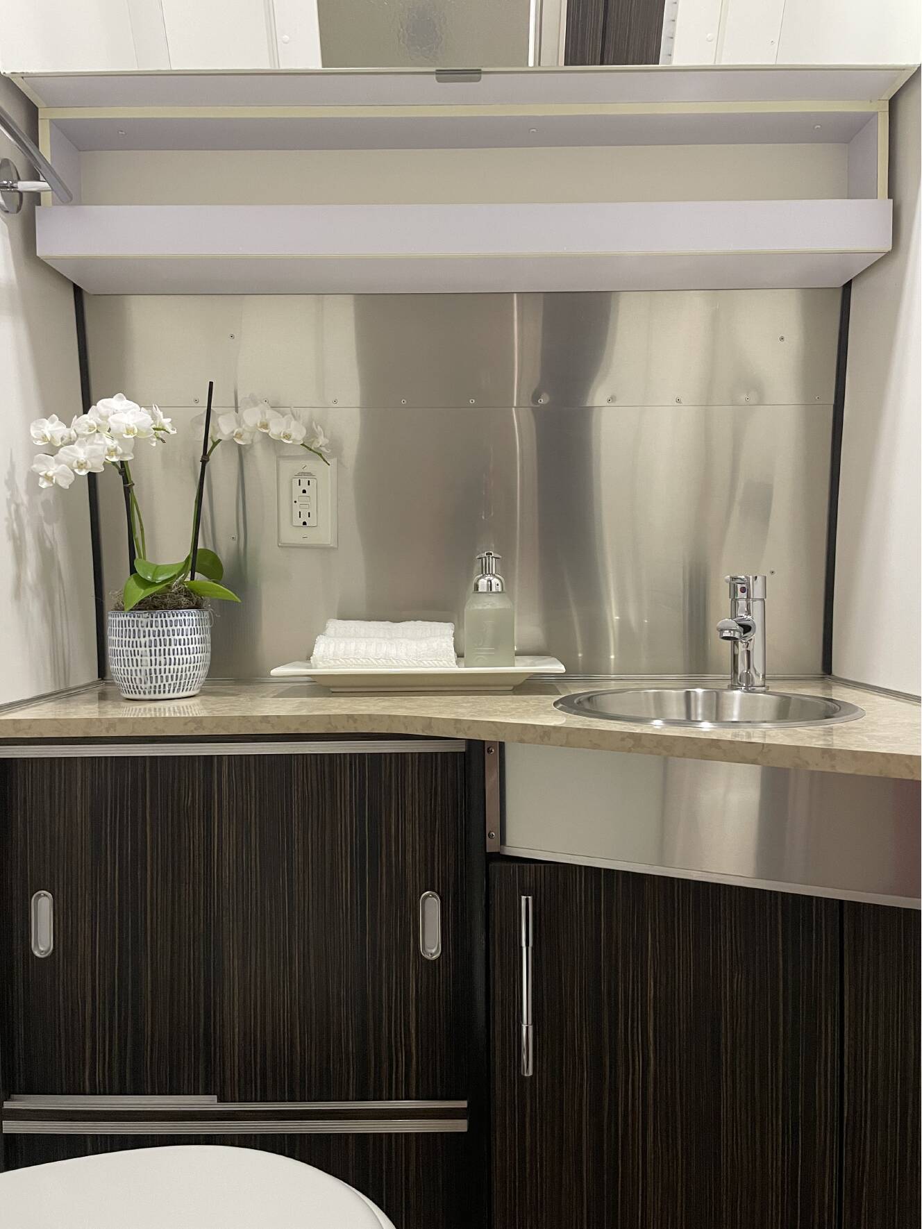 A photo of this 2014 Airstream INTERNATIONAL SIGNATURE 27FB