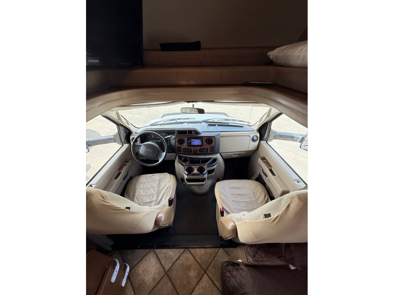 A photo of this 2014 Thor Motor Coach CHATEAU 31E