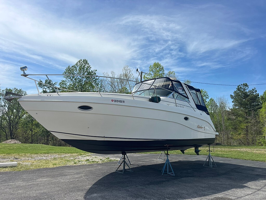 2000 Rinker 310 Fiesta Vee in trimble KY