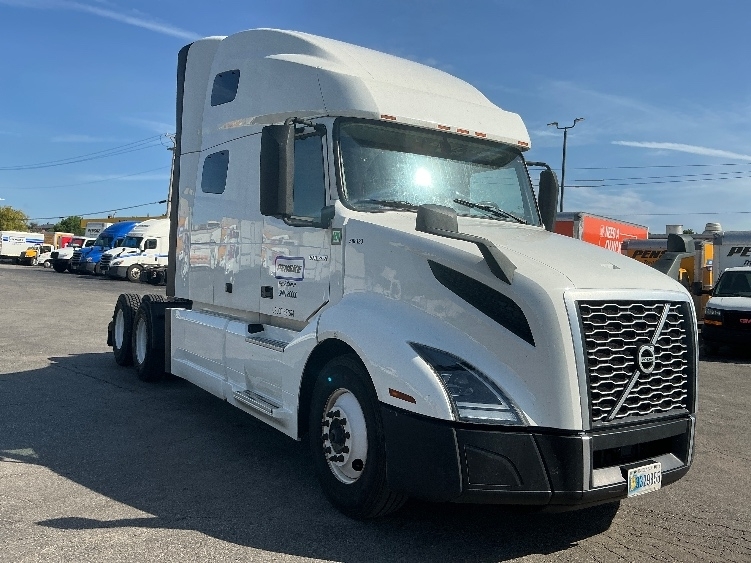 2023 VOLVO VNL64760 in Earth City, MO