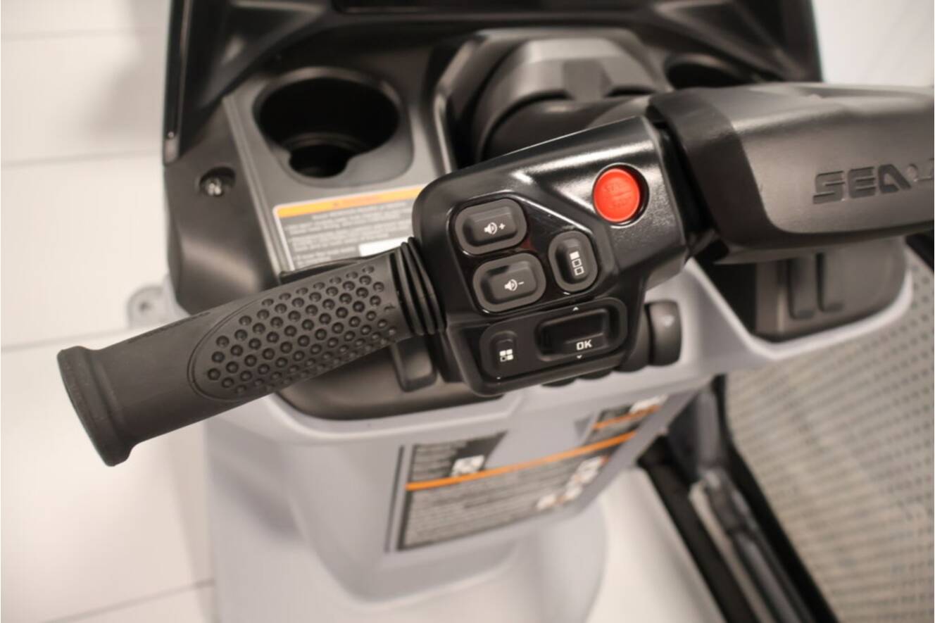 A photo of this 2026 Sea-Doo Switch Cruise 21 - 300 hp - Tech Painted
