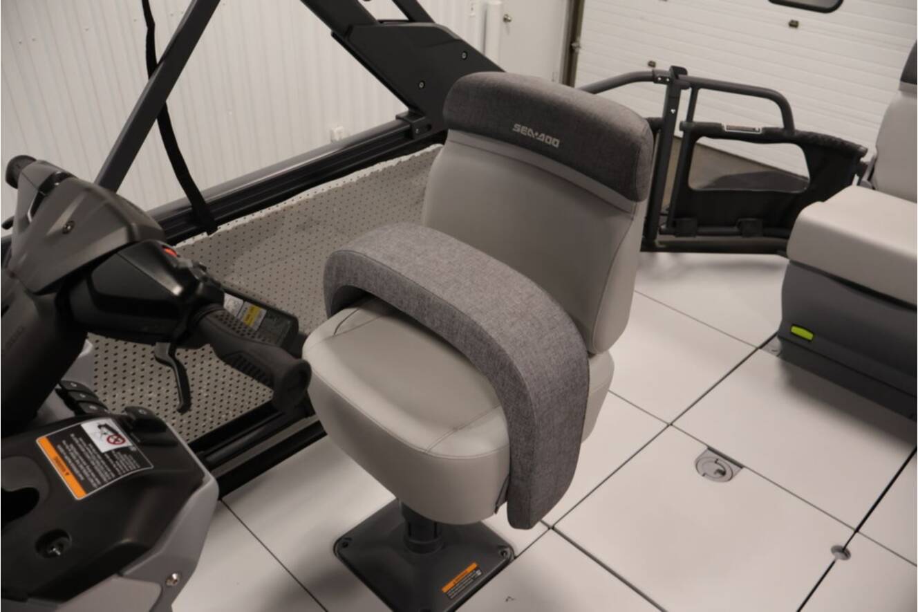 A photo of this 2026 Sea-Doo Switch Cruise 21 - 300 hp - Tech Painted