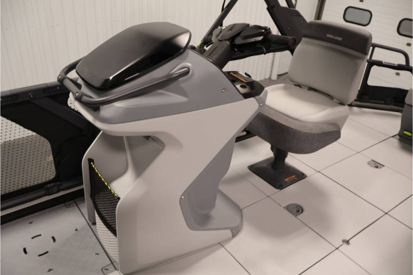 A photo of this 2026 Sea-Doo Switch Cruise 21 - 300 hp - Tech Painted