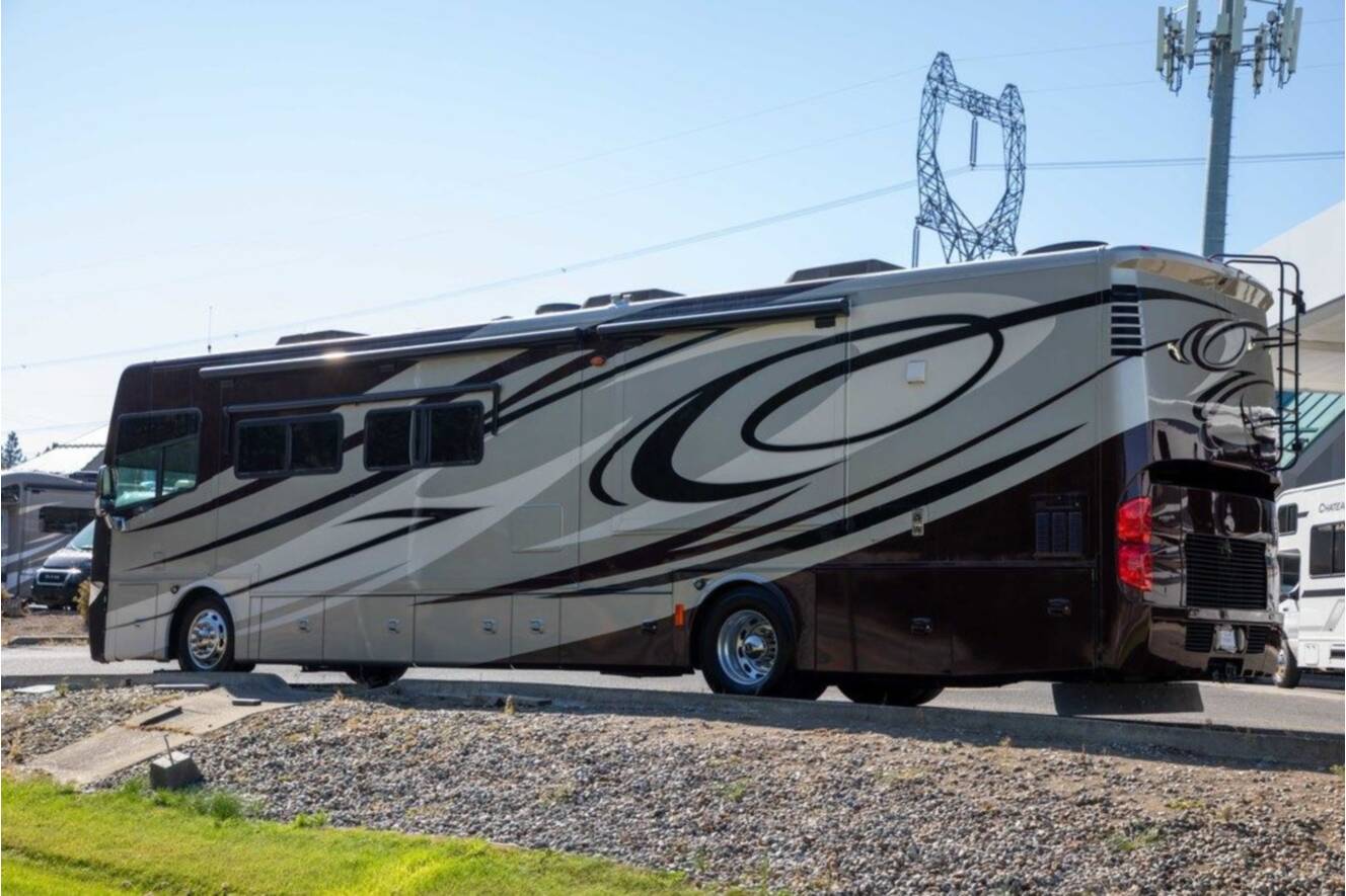 A photo of this 2012 Tiffin Motorhomes PHAETON 40QBH