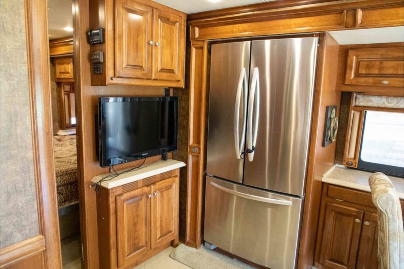 A photo of this 2012 Tiffin Motorhomes PHAETON 40QBH