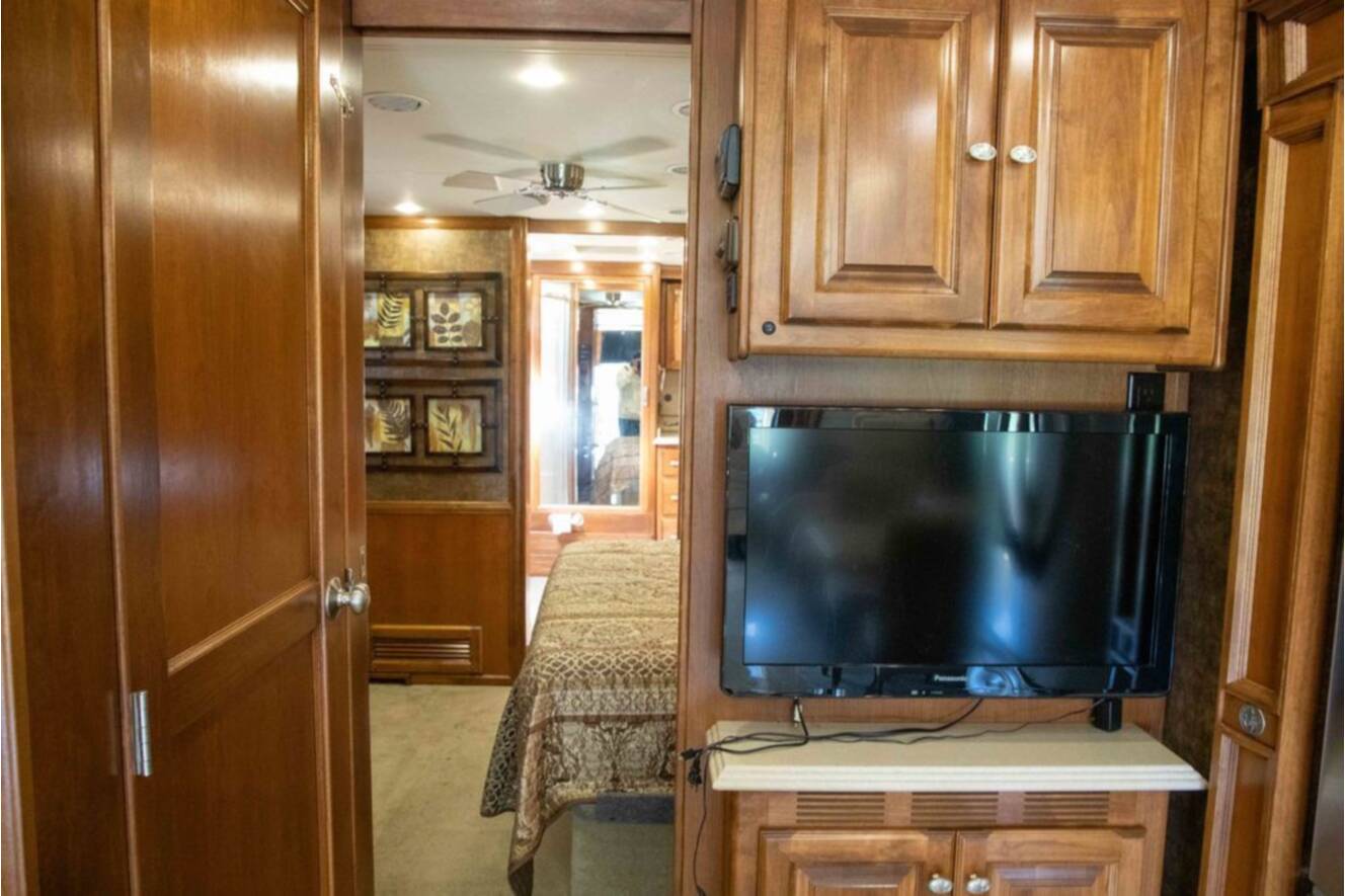 A photo of this 2012 Tiffin Motorhomes PHAETON 40QBH