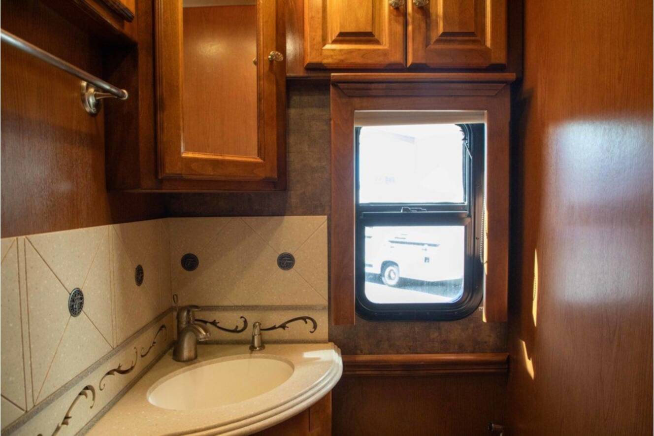 A photo of this 2012 Tiffin Motorhomes PHAETON 40QBH