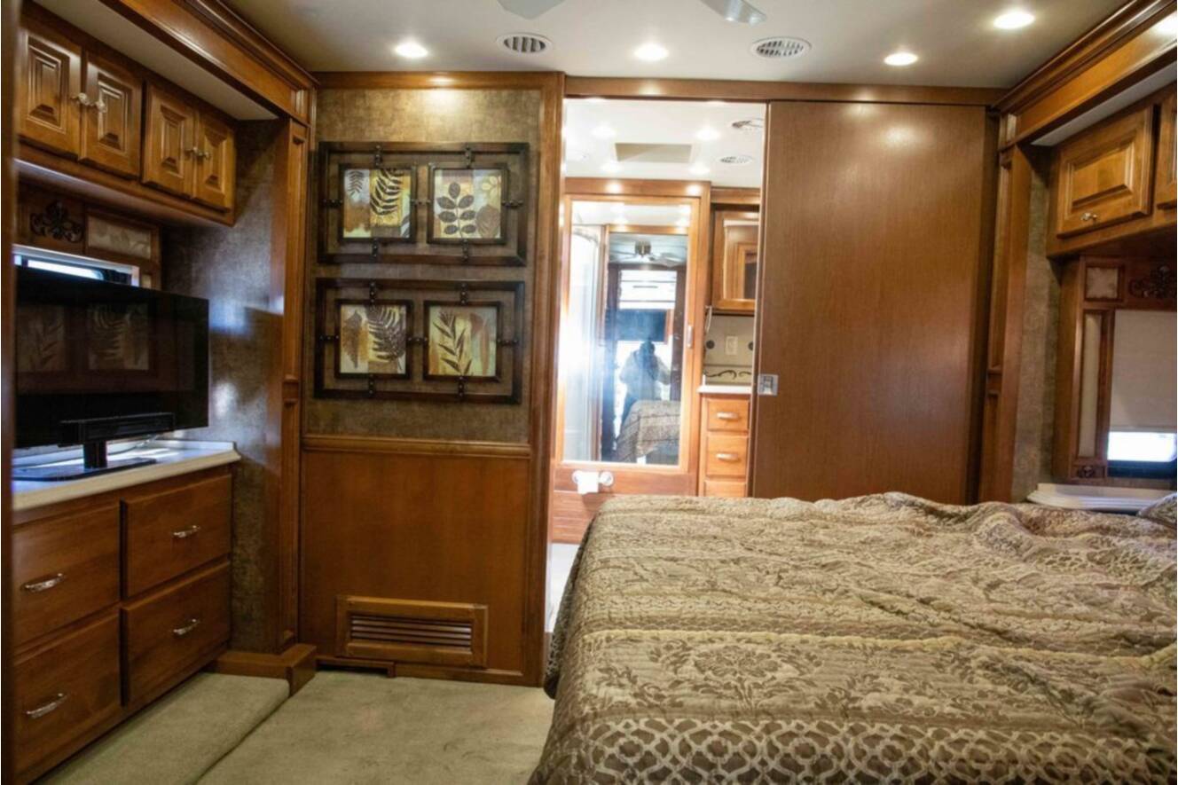 A photo of this 2012 Tiffin Motorhomes PHAETON 40QBH