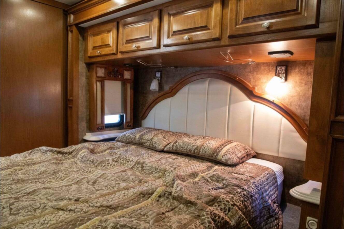 A photo of this 2012 Tiffin Motorhomes PHAETON 40QBH