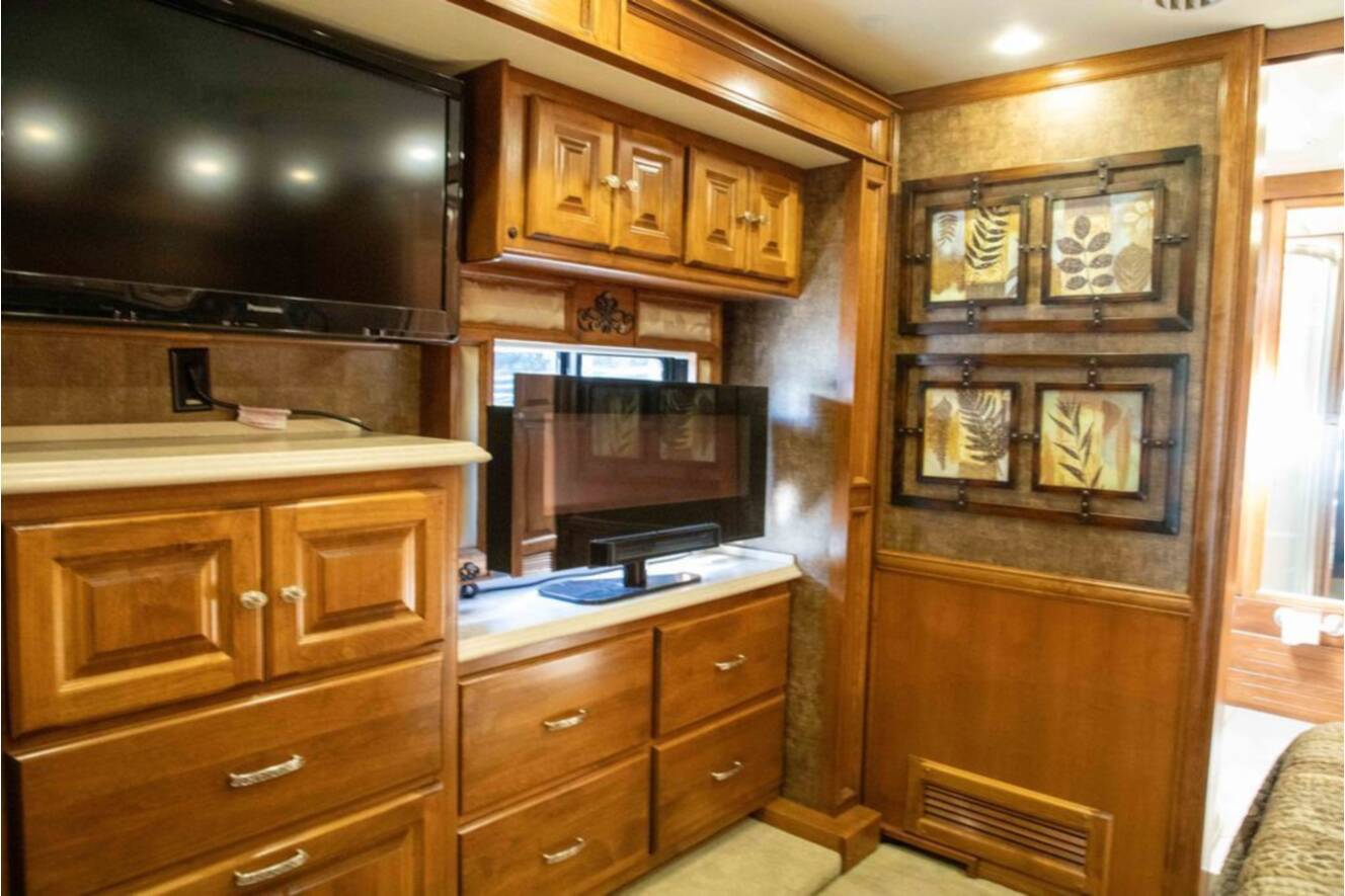 A photo of this 2012 Tiffin Motorhomes PHAETON 40QBH
