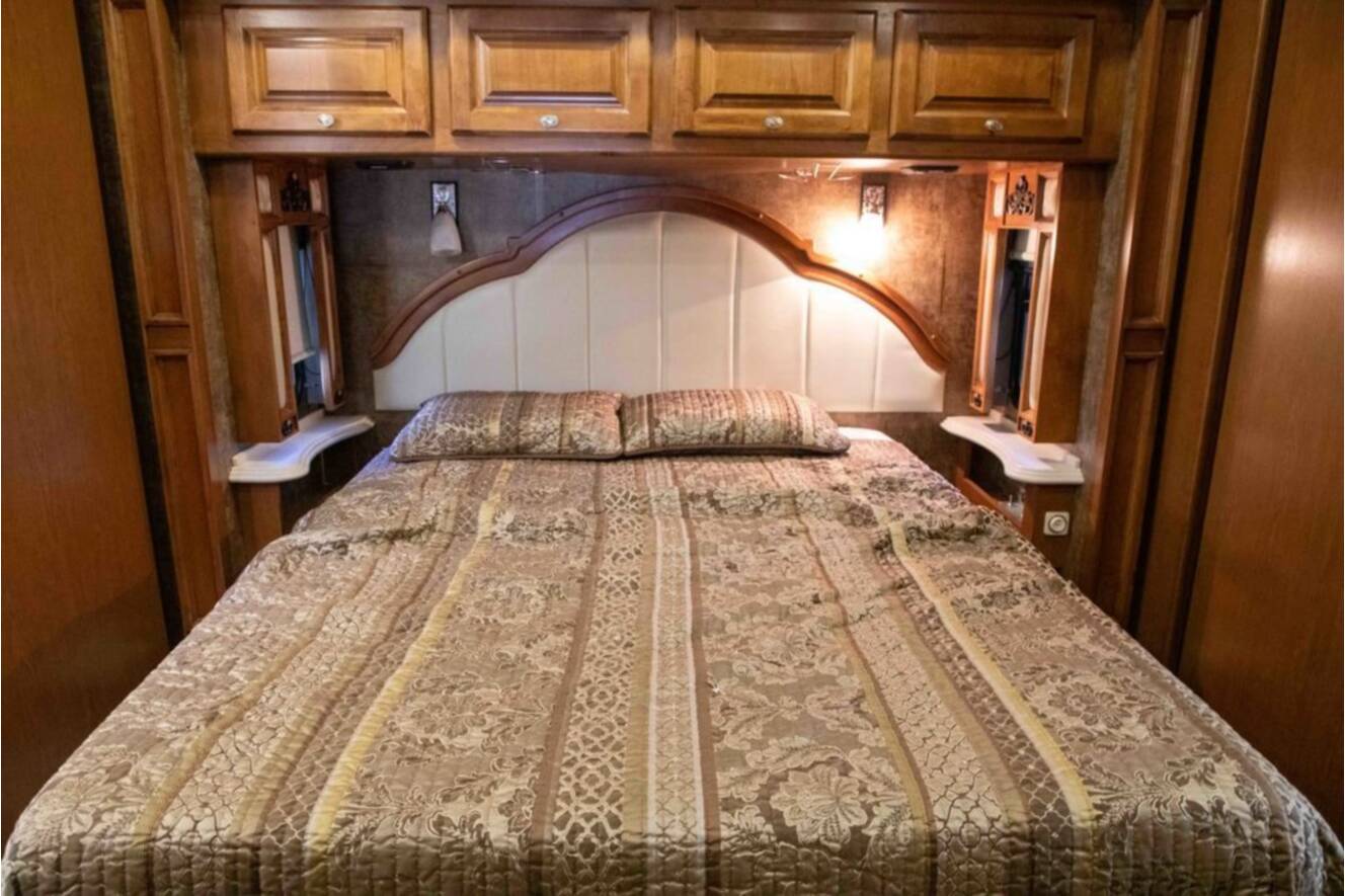 A photo of this 2012 Tiffin Motorhomes PHAETON 40QBH