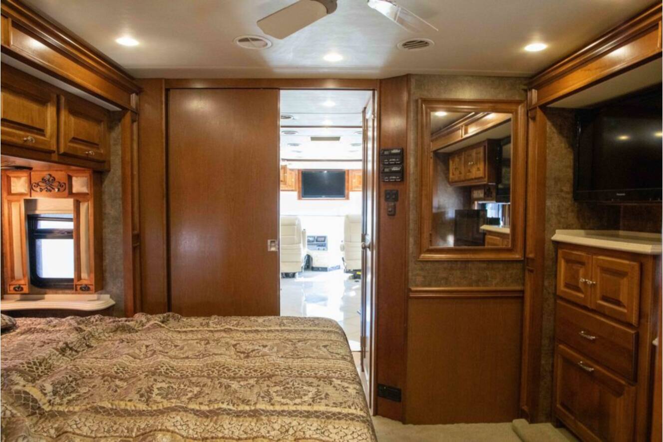 A photo of this 2012 Tiffin Motorhomes PHAETON 40QBH